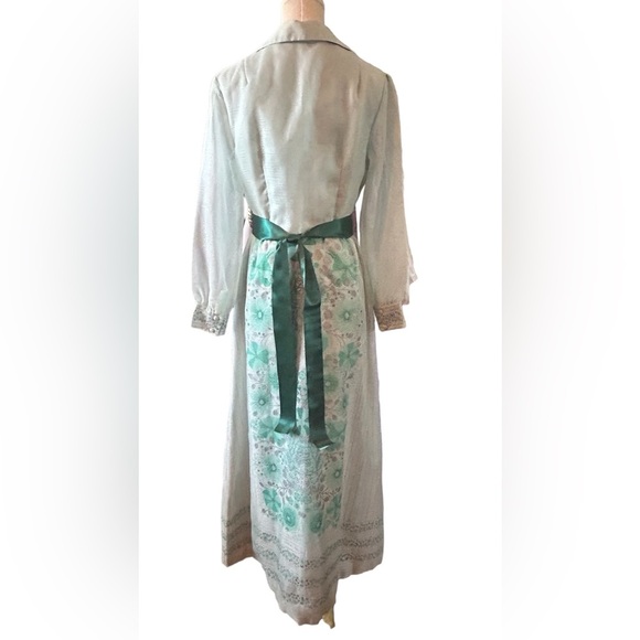 1970s Alfred Shaheen hostess dress with dagger collar. - Picture 2 of 13